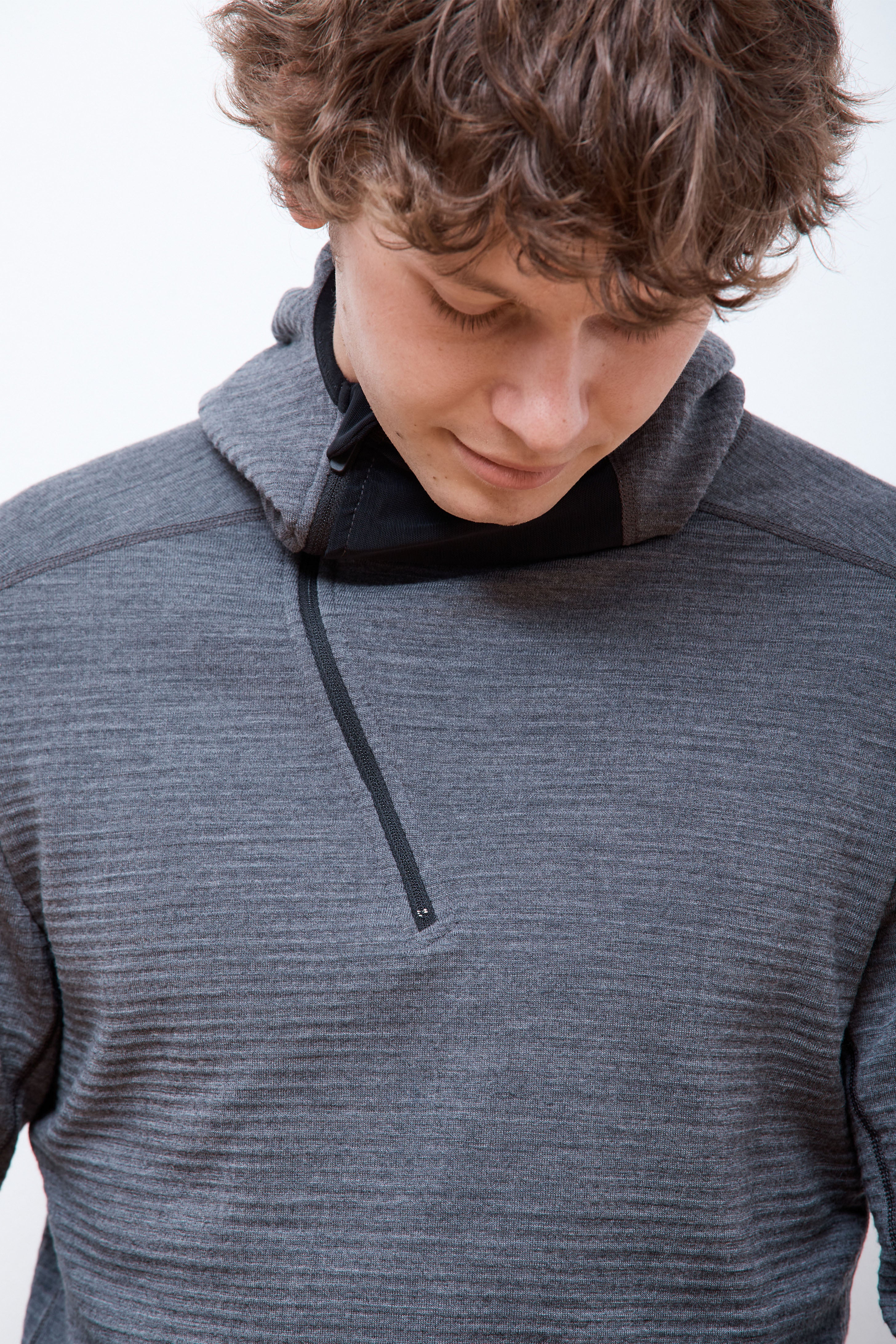 Hooded Merino Grid Fleece Carbon - Image 2