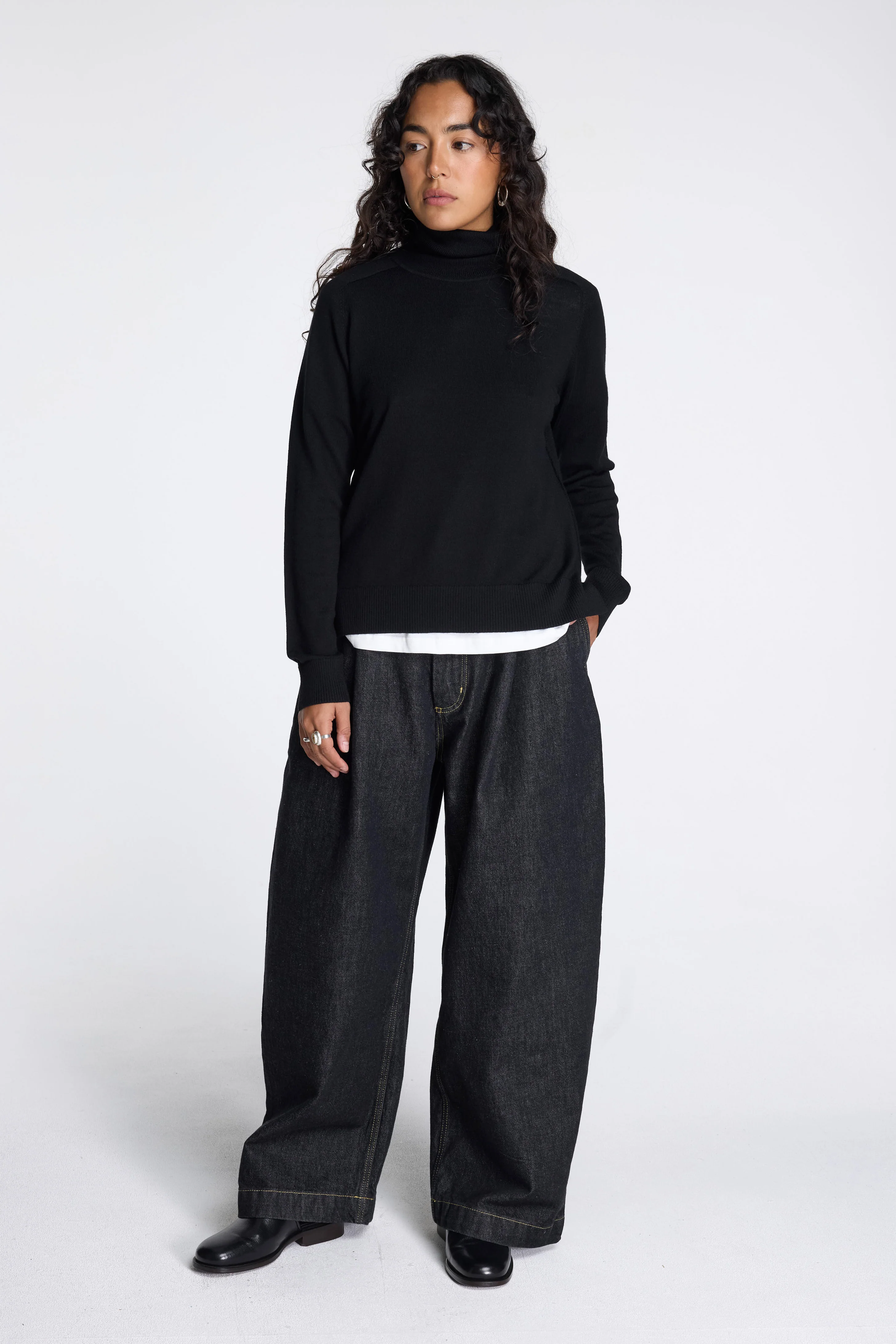 Raglan Merino Turtleneck Black - Image 4