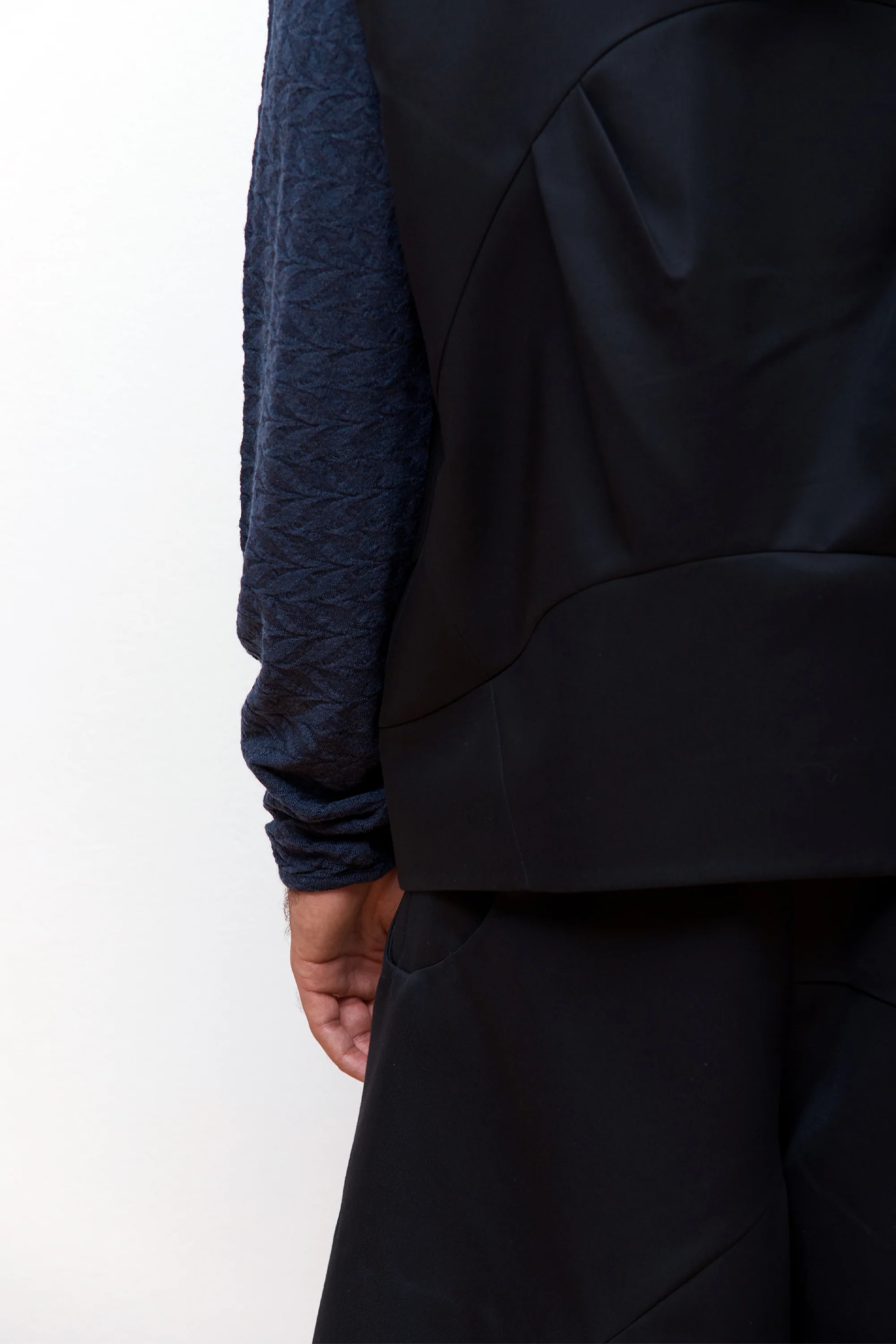Batura Vest Black - Image 5